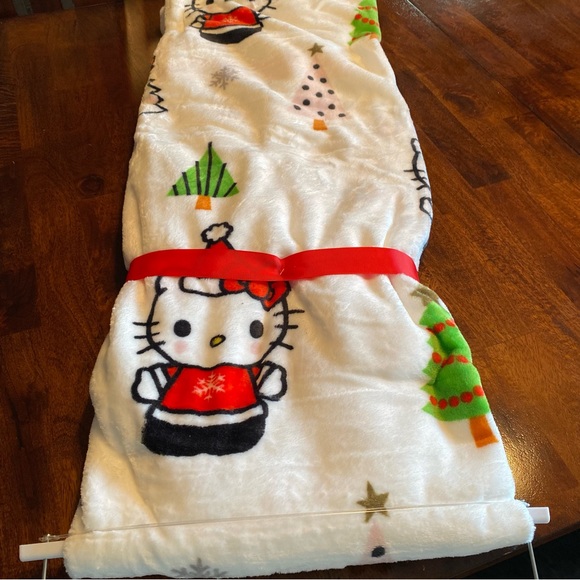 Sanrio Hello Kitty (HK) Christmas Plush Throw Blanket 50” x 70” - Picture 3 of 7